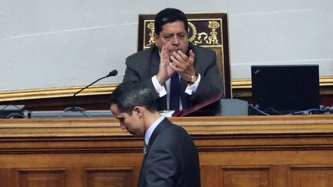 Edgar Zambrano, en la Asamblea Nacional de Venezuela, aplaude a Juan Guaid�