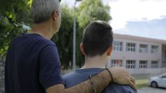 El menor,�con su padre, frente al colegio Valle-Incl�n de Oleiros