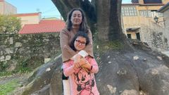 Mercedes Fern�ndez y su hija Sof�a, de ocho a�os, que tiene una rara enfermedad metab�lica.