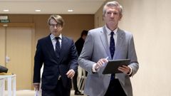 El presidente de la Xunta, Alfonso Rueda, junto al conselleiro de Facenda, Miguel Corgos (a la izquierda en la imagen), en octubre del 2025, cuando presentaron en una rueda de prensa las cuentas del 2026. 