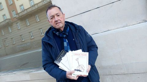 Manolo Pi��n, nunha imaxe tomada o xoves, con primeiras edici�ns de �lvaro Paradela rescatadas do lixo e restauradas.