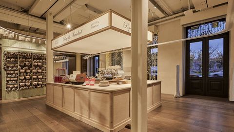 Zona de cafetería, gestionada por Café Siboney, con novedades como el chocolate Dubái o una amplia variedad de «matchas». 