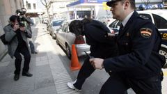 Momento en que uno de los detenidos entra en el juzgado custodiado por la polic�a el 24 de marzo del 2009