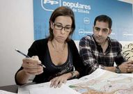 Marta L�pez y Espi�o, mostrando el plan en la sede del PP.