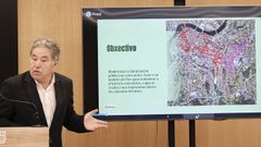 Lores, ante un mapa que detalla las calles del casco urbano donde se renovar la iluminacin pblica