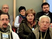 Francisco Riveiro y Rub�n P�rez (fondo izquierda y derecha) en un pleno del Concello vigu�s. 