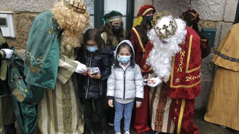 Sus Majestades dedicaron la maana a repartir juguetes en Vilanova, recorrer las parroquias de Cambados y recibir a los nios de Meao y de Meis