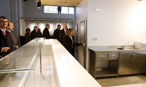 <span lang= es-es >Una inauguraci�n peculiar</span>. La ministra de Fomento, Ana Pastor, presidi� la visita al nuevo mercado de A Ponte. Pese a que habl� de su inauguraci�n, el recinto seguir� cerrado durante meses. 
