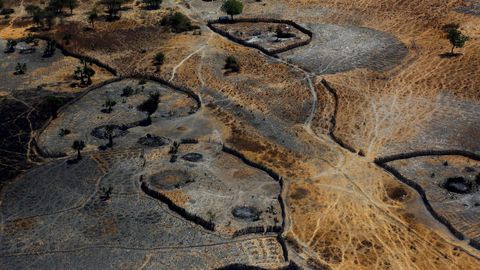 Restos de casas quemadas en Sudán del Sur.