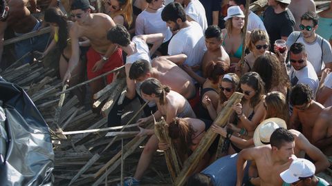 Reparto de madera en las playas de Riazor y Orz�n. 