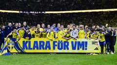Los jugadores del Celta Carl Starfelt y Williot Swedberg, celebrando con sus compa�eros la clasificaci�n de Suecia para el Mundial.