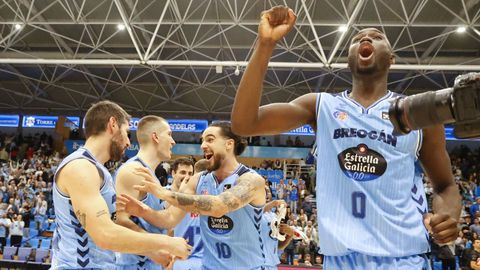 La plantilla breoganista celebra en el Pazo la reciente victoria sobre el Granada.
