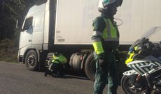 Inspecci�n de un cami�n por parte de una patrulla de la Guardia Civil de Tr�fico