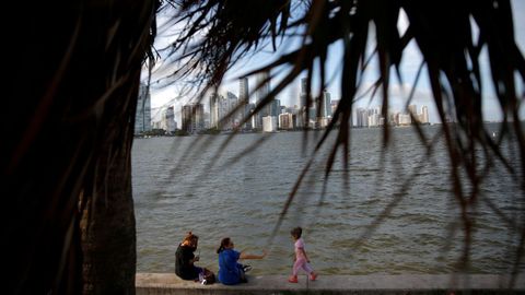 Residentes locales sentados en la bah�a Vizcaina.