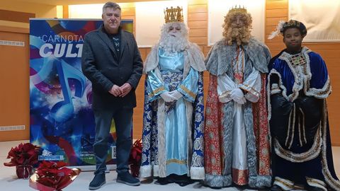 El alcalde de Carnota, Juan Manuel Saborido, recibi� a Sus Majestades