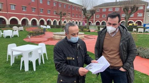 Los ediles del PP junto al mobiliario instalado en los jardines del CEI Nodus