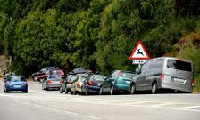 Los coches estacionan en la cuneta de la carretera en Domaio. 