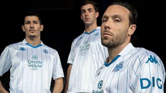 Loureiro, Barcia y Jos� �ngel posan con la nueva camiseta