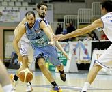 Dani Rodr�guez sortea a Ar�valo y Galarreta en el duelo del s�bado contra el Clavijo.