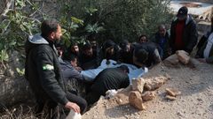 Entierro de una de las vctimas del bombardeo israel en la localidad siria de Beit Jin.