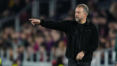 El t�cnico del Bar�a, Hansi Flick, dando instrucciones a los suyos durante el partido de Champions League frente al�Eintracht de Fr�ncfort.