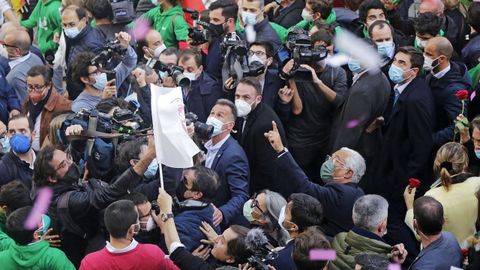 Una multitud acompa�� a Ant�nio Costa durante todo el recorrido por el Chiado hasta el Rossio