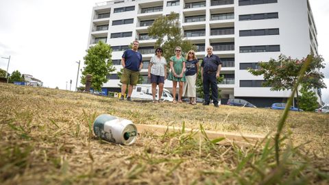 Varios vecinos en el parque de Tafisa, en Pontevedra, con su edificio al fondo