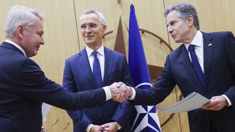 El ministro de Exteriores finland�s, Pekka Haavisto, estrecha la mano del secretario de Estado de EE.UU., Antony Blinken ante la mirada del secretario general de la OTAN, Jens Stoltenberg