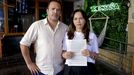 Los due�os del restaurante donde se produjo el �simpa�, con la denuncia que presentaron.