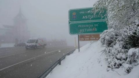 Cartel de entrada al Principado de Asturias nevado.Cartel de entrada al Principado de Asturias nevado