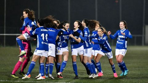 Las jugadoras del Real Oviedo celebran la victoria