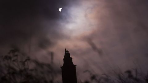 Imagen del eclipse de sol desde la torre de H&eacute;rcules en A Coru&ntilde;a