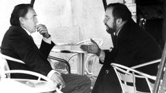 Amigos, y casi vecinos. Carlos Mella, de A Estrada (a la izquierda), hablando con Barreiro Rivas, de Forcarei, en una terraza en Santiago, en una imagen de archivo.