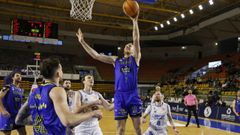 Una de las acciones de mayor merito de Adin Vrabac bajo la canasta palentina