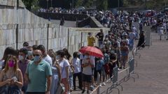 Colas bajo el sol en el acceso al centro de vacunaci�n de la Cidade da Cultura de Santiago