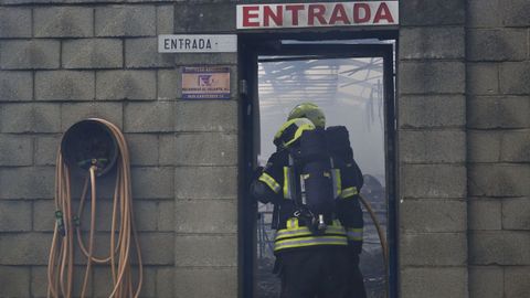 La nave de Repuestos Al Volante, tambin de Fran, totalmente calcinada