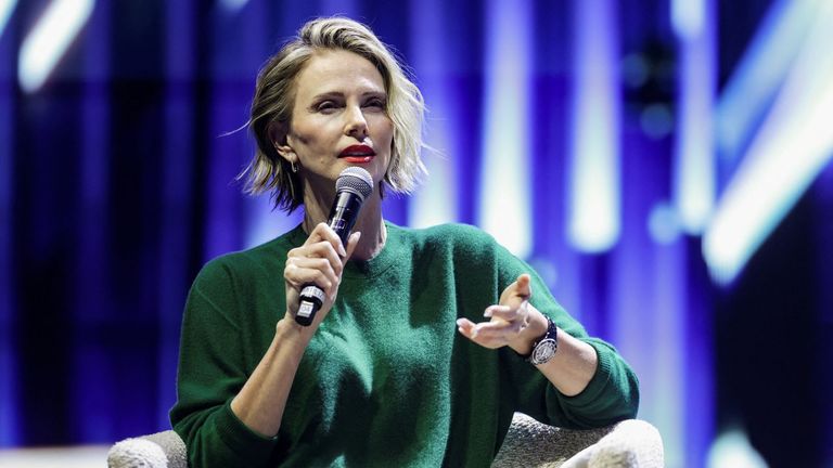 La actriz Charlize Theron en el evento de la Fundaci�n Telmex-Telcel, en Ciudad de M�xico