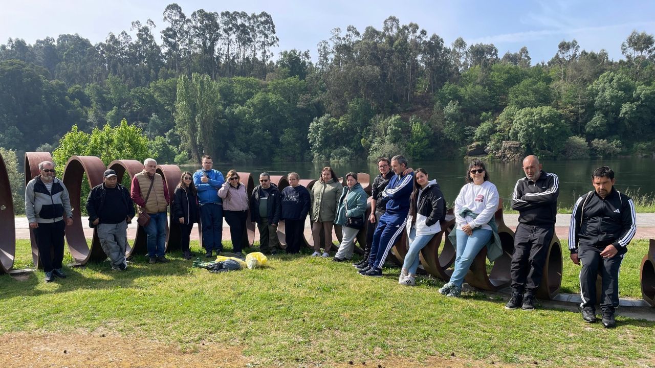 Avelaíña limpia la senda que conduce a Fillaboa