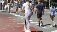 Imagen de archivo de un patinete elctrico circulando por Vigo