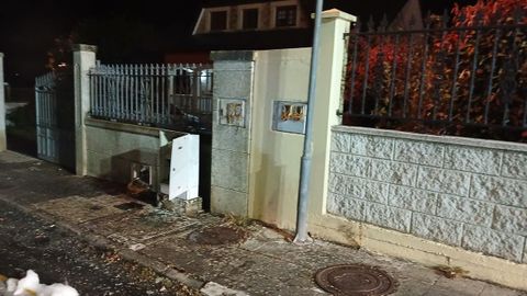 El fuego afect� a los contadores situados en el cierre de la finca m�s cercana