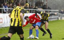 El medio carball�s Moreira peleando con un jugador del Ribadumia. 