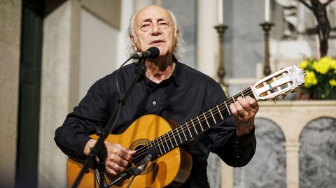 Amancio Prada, que vuelve a Pontevedra para celebrar el medio siglo que lleva cantando a Rosala.
