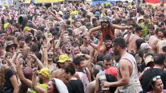 En la multitudinaria fiesta de As Pontes es habitual echarse paja y barro