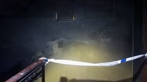 Interior quemado del portal incendiado en El Berr�n.Interior quemado del portal incendiado en El Berr�n