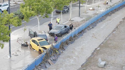 Imagen de unos veh�culos destrozados a causa de la tormenta de agua ca�da sobre Zaragoza