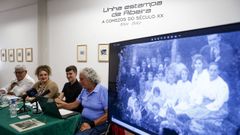 Daniel Bravo expone las fotografas de su abuelo Manuel Cores en la exposicin Unha estampa de Ribeira en el Museo de Artes