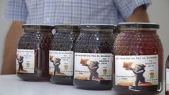 Venta de miel en un puesto de la feria que se dedica a este producto en Quiroga