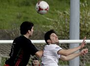 �lex, lateral izquierdo del Racing, trata de ganar un bal�n a�reo en O Cond�s.
