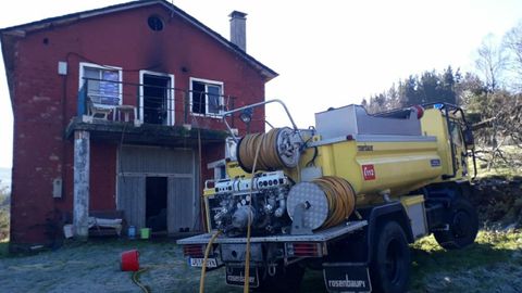 Bomberos del SEPA durante la intervenci�n de la vivienda afectada