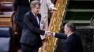 Alberto N��ez Feijoo y Santiago Abascal se saludan durante un pleno del Congreso.